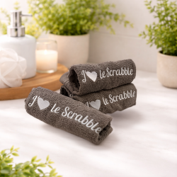 Serviette brodée “J’aime le Scrabble” – Le cadeau parfait pour passionnés