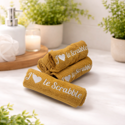 Serviette brodée “J’aime le Scrabble” – Le cadeau parfait pour passionnés