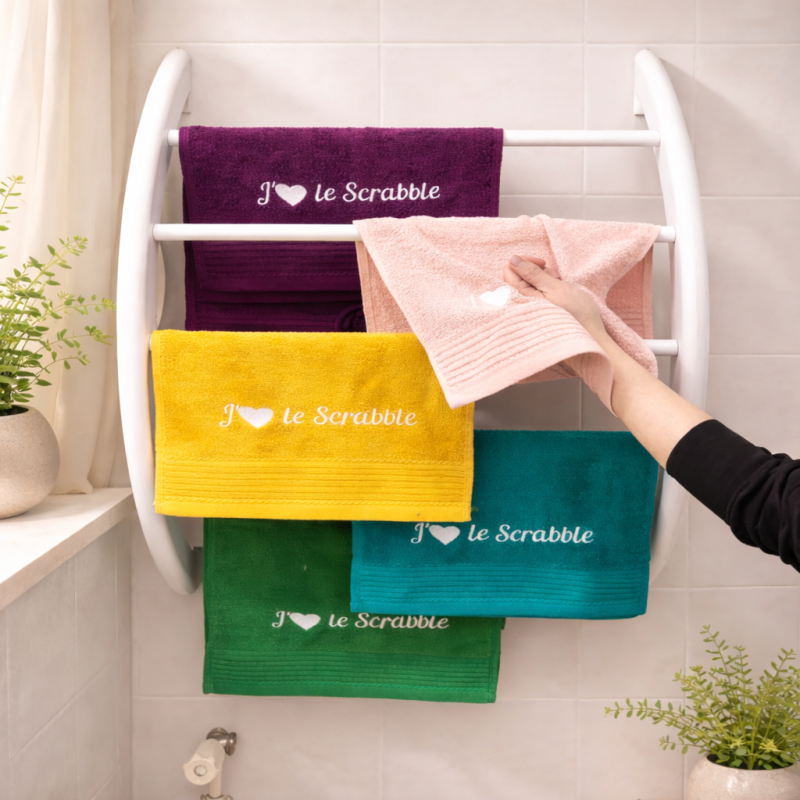 Serviette brodée “J’aime le Scrabble” – Le cadeau parfait pour passionnés