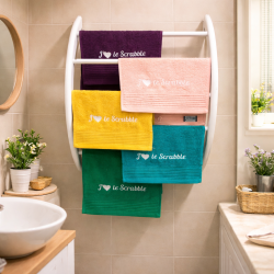 Serviette brodée “J’aime le Scrabble” – Le cadeau parfait pour passionnés