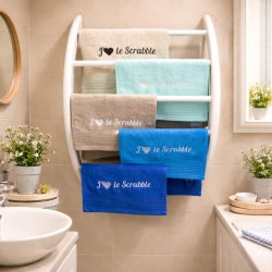 Serviette brodée “J’aime le Scrabble” – Le cadeau parfait pour passionnés