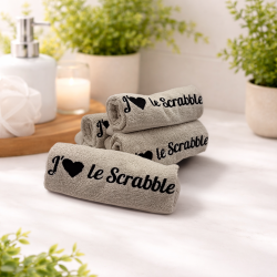 Serviette brodée “J’aime le Scrabble” – Le cadeau parfait pour passionnés
