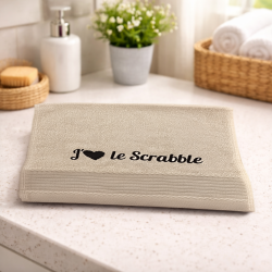 Serviette brodée “J’aime le Scrabble” – Le cadeau parfait pour passionnés