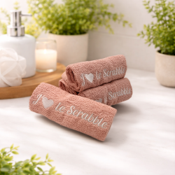 Serviette brodée “J’aime le Scrabble” – Le cadeau parfait pour passionnés