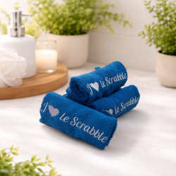 Serviette brodée “J’aime le Scrabble” – Le cadeau parfait pour passionnés